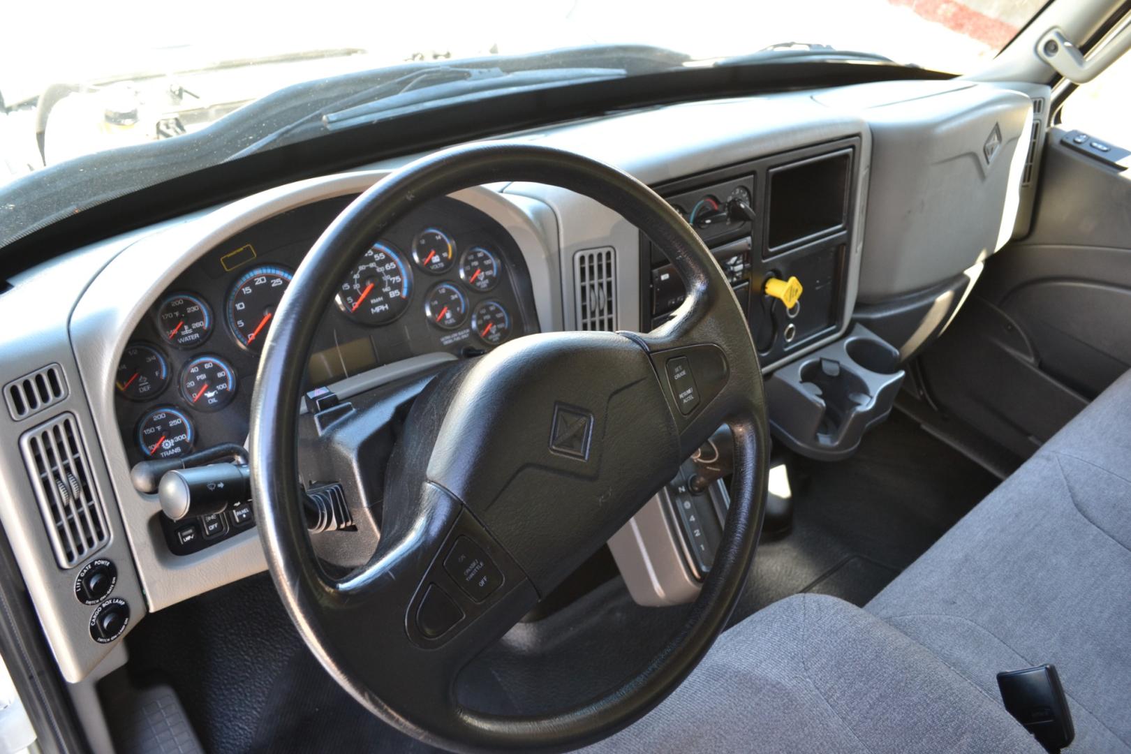 2017 WHITE /GRAY INTERNATIONAL 4300 with an CUMMINS ISB 6.7L 240HP engine, ALLISON 2500RDS AUTOMATIC transmission, located at 9172 North Fwy, Houston, TX, 77037, (713) 910-6868, 29.887470, -95.411903 - 25,999LB GVWR NON CDL, MORGAN 26FT BOX, 13'6FT CLEARANCE, HEIGHT 103" X WIDTH 102", MAXON 3,000LB ALUMINUM LIFT GATE, RAMP, AIR RIDE, 90 GALLON FUEL TANKS, POWER WINDOWS & LOCKS , E-TRACKS - Photo#17